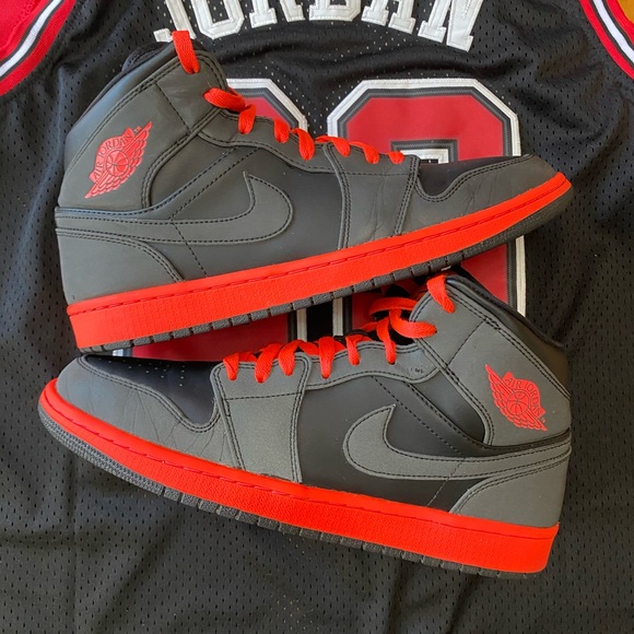 Jordan Other - 🧊Jordan 1 Retro Mid ‘Black Infrared’🧊Men’s 11💎